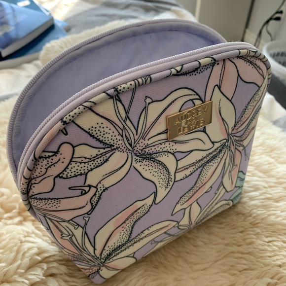 AUDREY&LEWIS cosmetic bag - Picture 2 of 2
